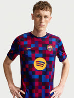 FC Barcelona Camisola Pré-Jogo - 26/27 - fotografia original 3