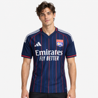 Olympique Lyonnais Camisola Alternativa - 25/26 - modelo editorial 90 Minutos