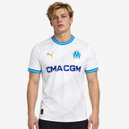 Olympique Marseille Camisola Principal - 23/24 - modelo editorial 90 Minutos