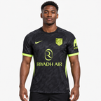 Atlético Madrid Camisola Secundária - 26/27 — hero editorial com modelo IA