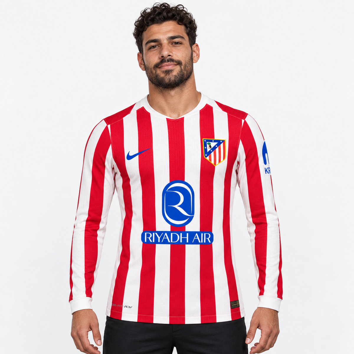 Atlético Madrid Camisola Principal - 25/26 - Manga Comprida — hero editorial com modelo IA