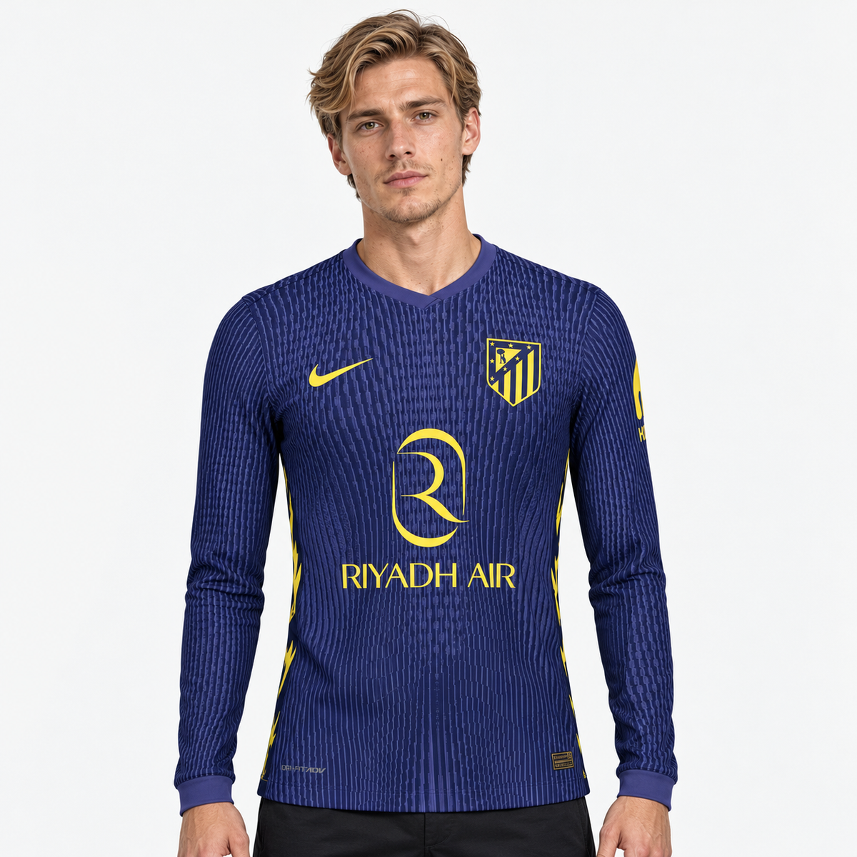 Atlético Madrid Camisola Secundária - 25/26 - Manga Comprida — hero editorial com modelo IA