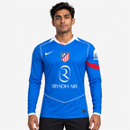 Atlético Madrid Camisola Terceira - 25/26 - Manga Comprida — hero editorial com modelo IA