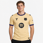FC Barcelona Camisola Secundária - 25/26 — hero editorial com modelo IA