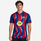 FC Barcelona Camisola Quarta - 25/26 — hero editorial com modelo IA