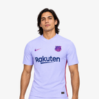 FC Barcelona Camisola Secundária - 21/22 — hero editorial com modelo IA