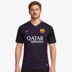 FC Barcelona Camisola Secundária - 16/17 — hero editorial com modelo IA