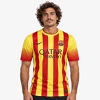 FC Barcelona Camisola Secundária - 13/14 — hero editorial com modelo IA