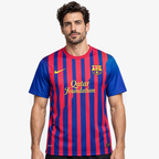 FC Barcelona Camisola Principal - 11/12 — hero editorial com modelo IA