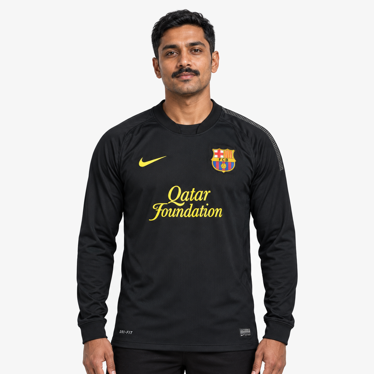 FC Barcelona Camisola Secundária - 11/12 - Manga Comprida — hero editorial com modelo IA