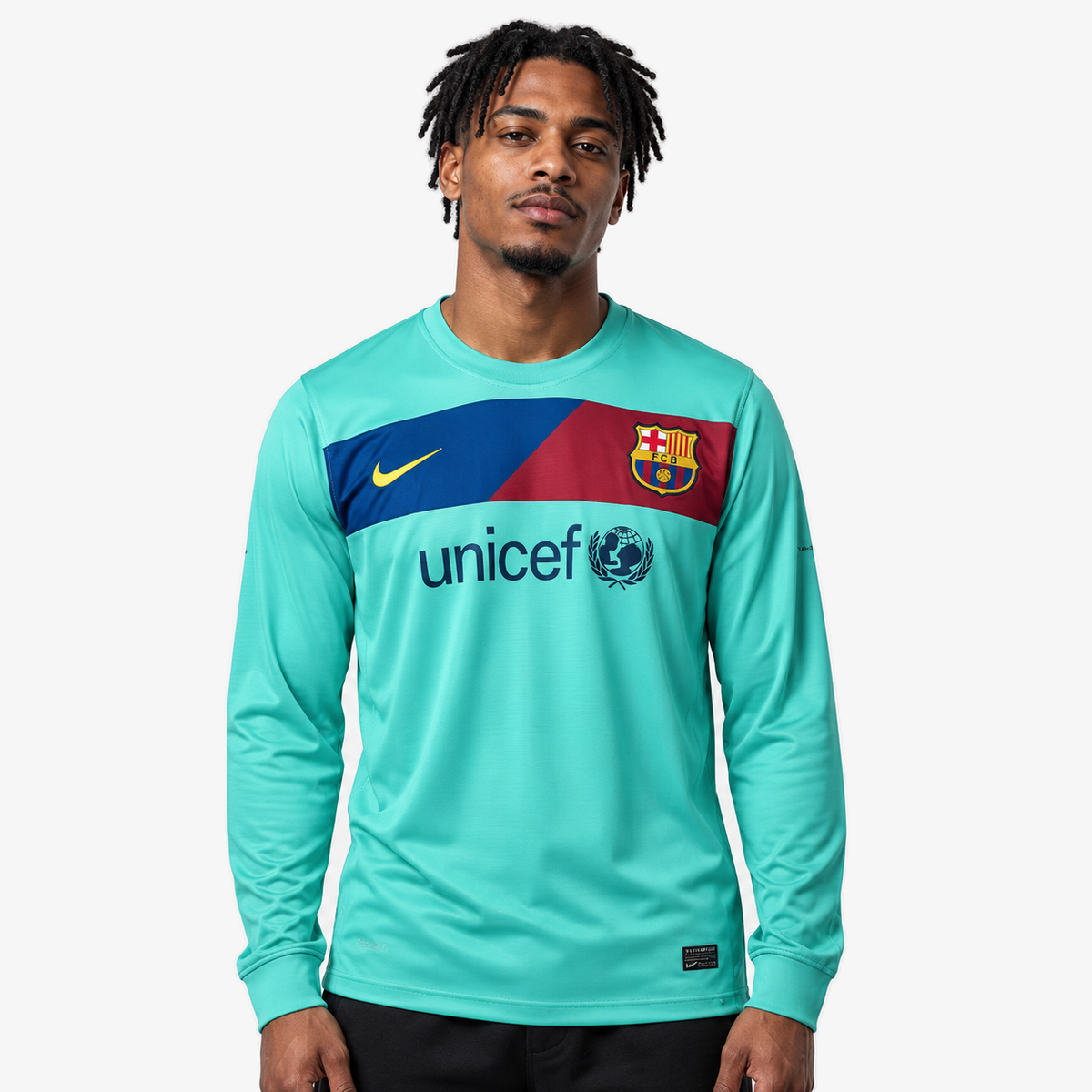 FC Barcelona Camisola Secundária - 10/11 - Manga Comprida — hero editorial com modelo IA