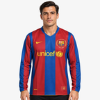 FC Barcelona Camisola Principal - 07/08 - Manga Comprida — hero editorial com modelo IA
