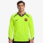 FC Barcelona Camisola Secundária - 05/06 - Manga Comprida — hero editorial com modelo IA