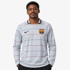 FC Barcelona Camisola Secundária - 04/05 - Manga Comprida — hero editorial com modelo IA