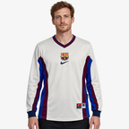 FC Barcelona Camisola Secundária - 98/99 - Manga Comprida — hero editorial com modelo IA