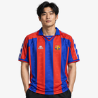 FC Barcelona Camisola Principal - 96/97 — hero editorial com modelo IA