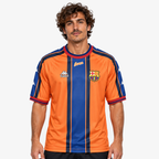 FC Barcelona Camisola Terceira - 95/96 — hero editorial com modelo IA