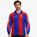 FC Barcelona Camisola Principal - 93/94 - Manga Comprida — hero editorial com modelo IA