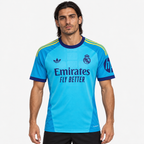 Real Madrid Camisola Guarda-Redes Azul - 26/27 — hero editorial com modelo IA