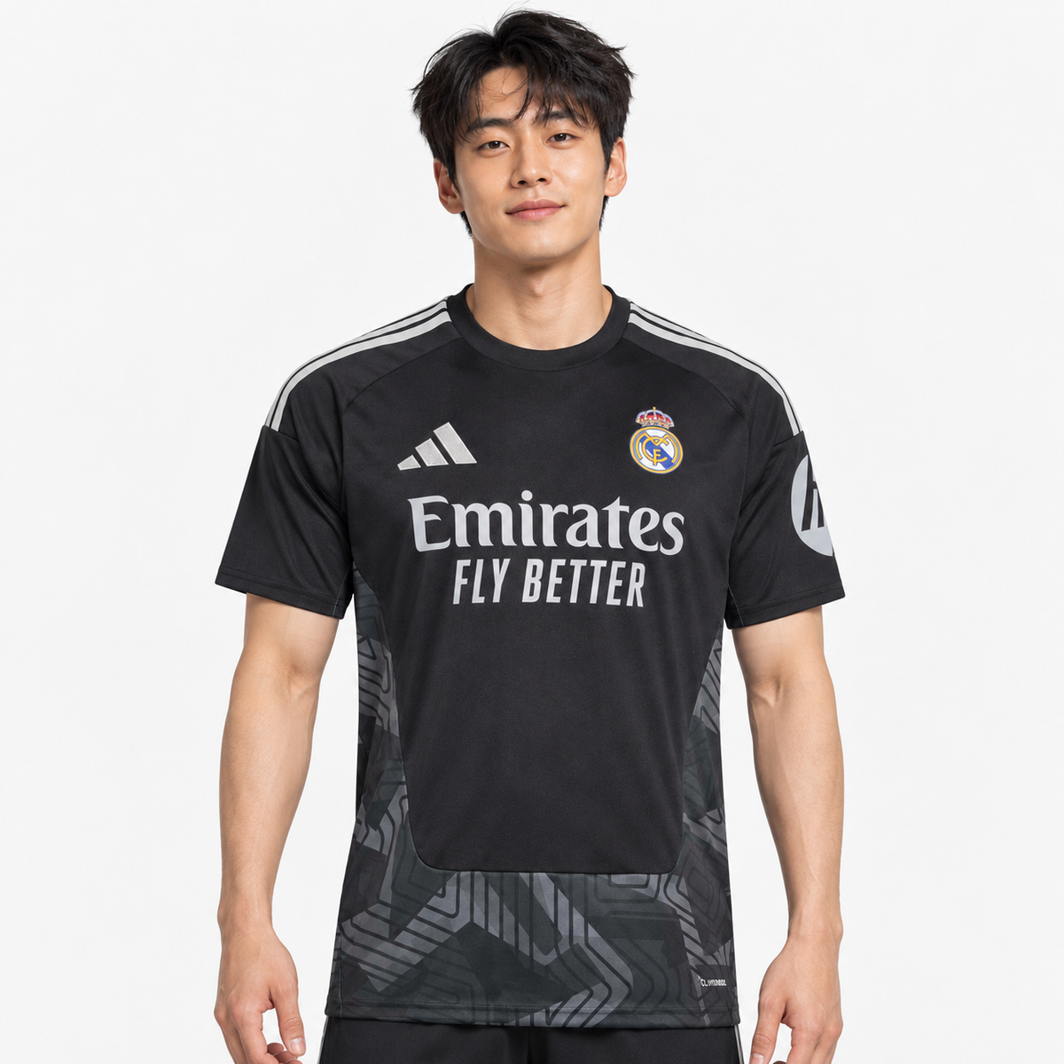 Real Madrid Camisola Guarda-Redes Preta - 26/27 — hero editorial com modelo IA