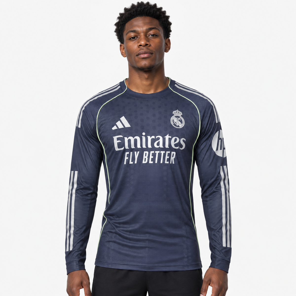 Real Madrid Camisola Secundária - 25/26 - Manga Comprida — hero editorial com modelo IA