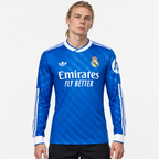 Real Madrid Camisola Terceira - 25/26 - Manga Comprida — hero editorial com modelo IA