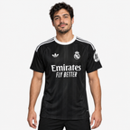 Real Madrid Camisola Treino Preta - 25/26 — hero editorial com modelo IA