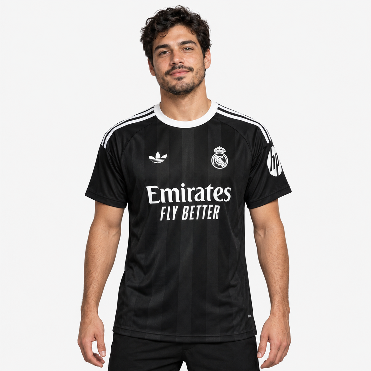 Real Madrid Camisola Treino Preta - 25/26 — hero editorial com modelo IA