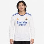 Real Madrid Camisola Principal - 21/22 - Manga Comprida — hero editorial com modelo IA
