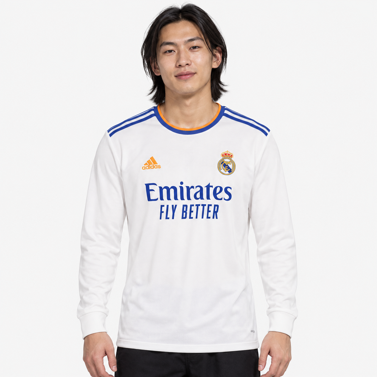 Real Madrid Camisola Principal - 21/22 - Manga Comprida — hero editorial com modelo IA