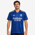 Real Madrid Camisola Secundária - 21/22 — hero editorial com modelo IA