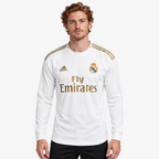 Real Madrid Camisola Principal - 19/20 - Manga Comprida — hero editorial com modelo IA