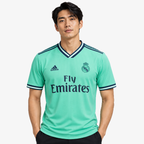 Real Madrid Camisola Terceira - 19/20 — hero editorial com modelo IA