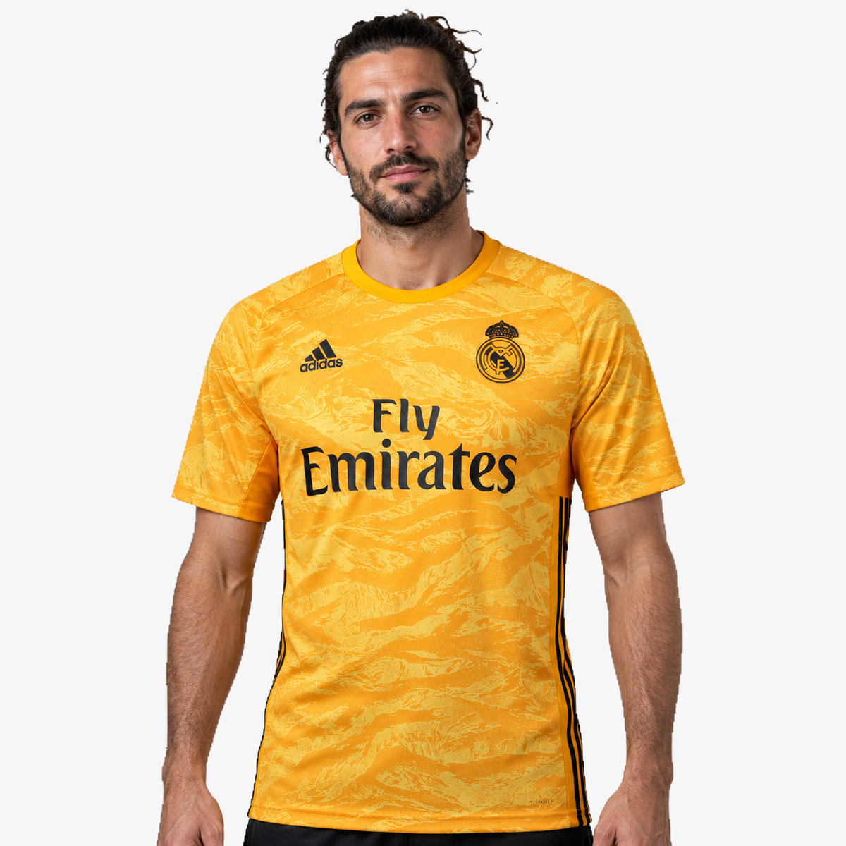 Real Madrid Camisola Guarda-Redes - 19/20 — hero editorial com modelo IA