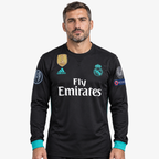 Real Madrid Camisola Secundária - 17/18 - Manga Comprida — hero editorial com modelo IA