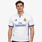 Real Madrid Camisola Principal - 16/17 — hero editorial com modelo IA