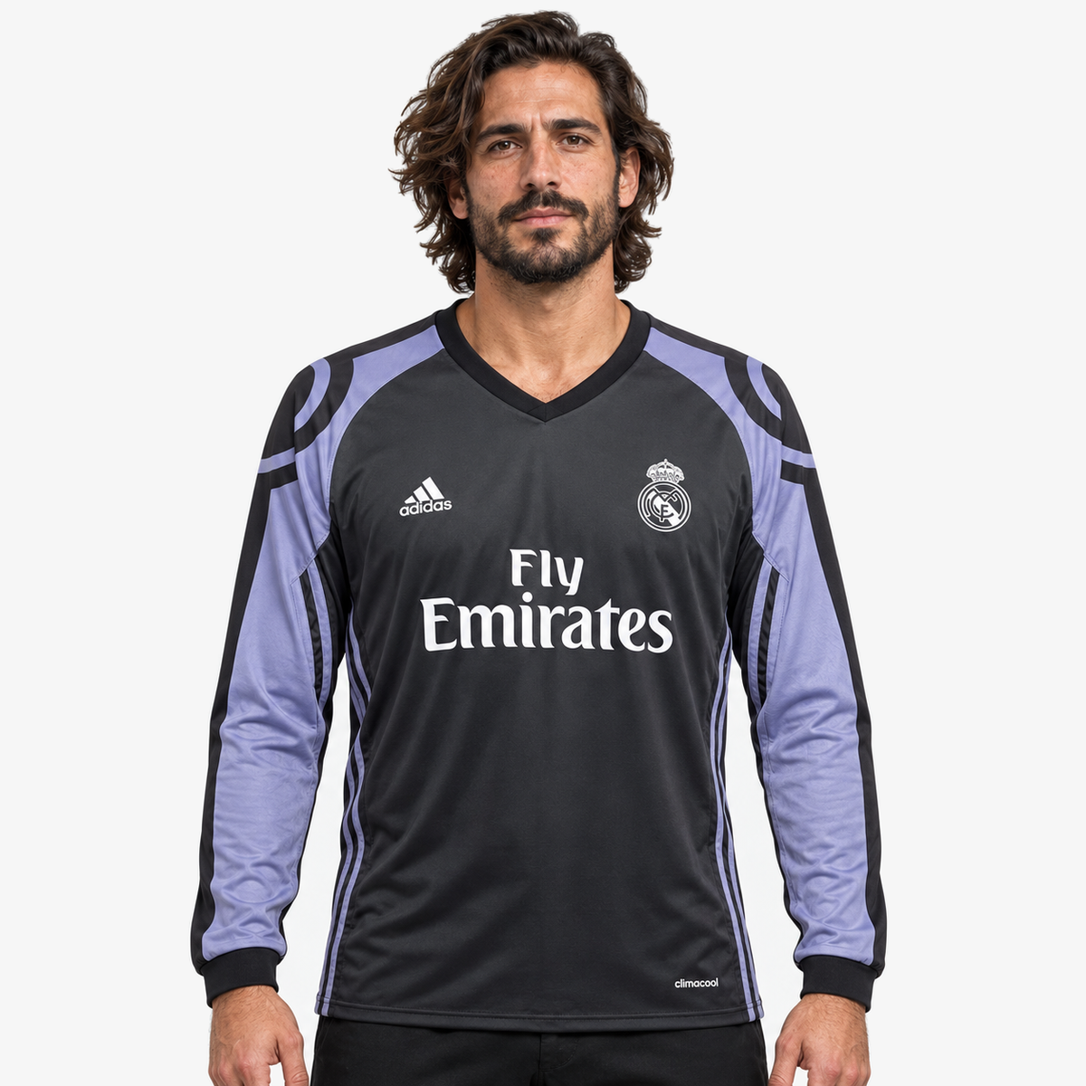 Real Madrid Camisola Terceira - 16/17 - Manga Comprida — hero editorial com modelo IA