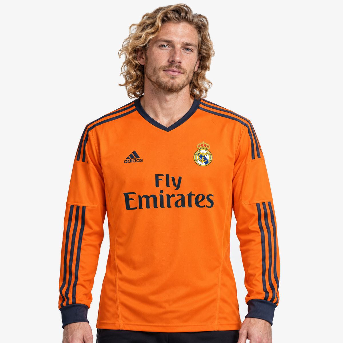 Real Madrid Camisola Terceira - 13/14 - Manga Comprida — hero editorial com modelo IA