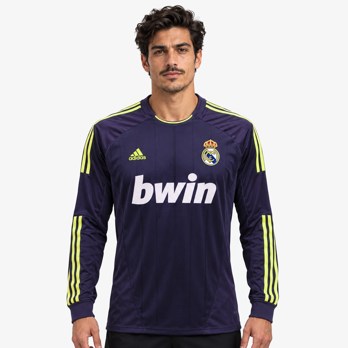 Real Madrid Camisola Secundária - 12/13 - Manga Comprida — hero editorial com modelo IA