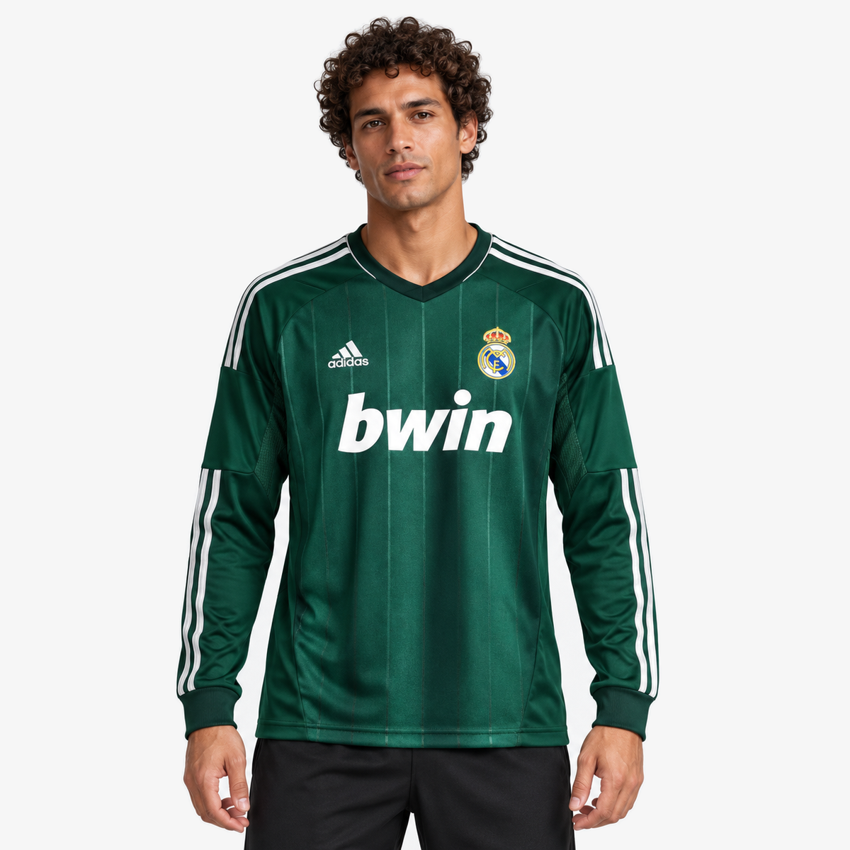 Real Madrid Camisola Terceira - 12/13 - Manga Comprida — hero editorial com modelo IA