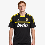 Real Madrid Camisola Guarda-Redes - 11/12 — hero editorial com modelo IA