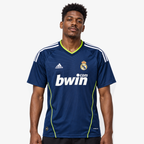 Real Madrid Camisola Secundária - 10/11 — hero editorial com modelo IA
