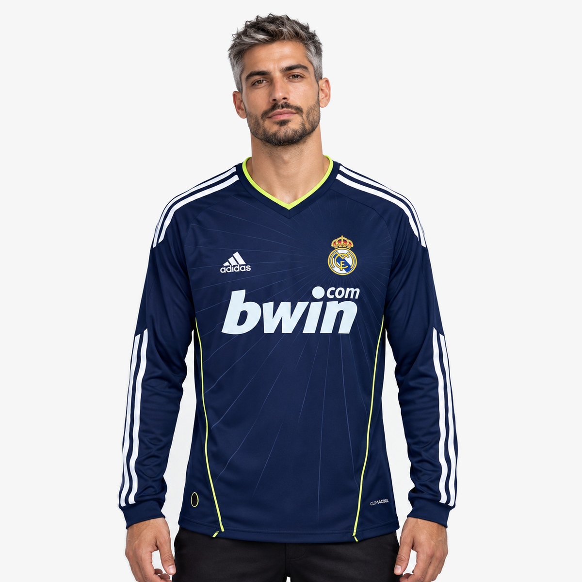 Real Madrid Camisola Secundária - 10/11 - Manga Comprida — hero editorial com modelo IA