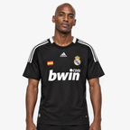 Real Madrid Camisola Secundária - 08/09 — hero editorial com modelo IA
