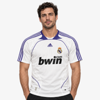 Real Madrid Camisola Principal - 07/08 — hero editorial com modelo IA