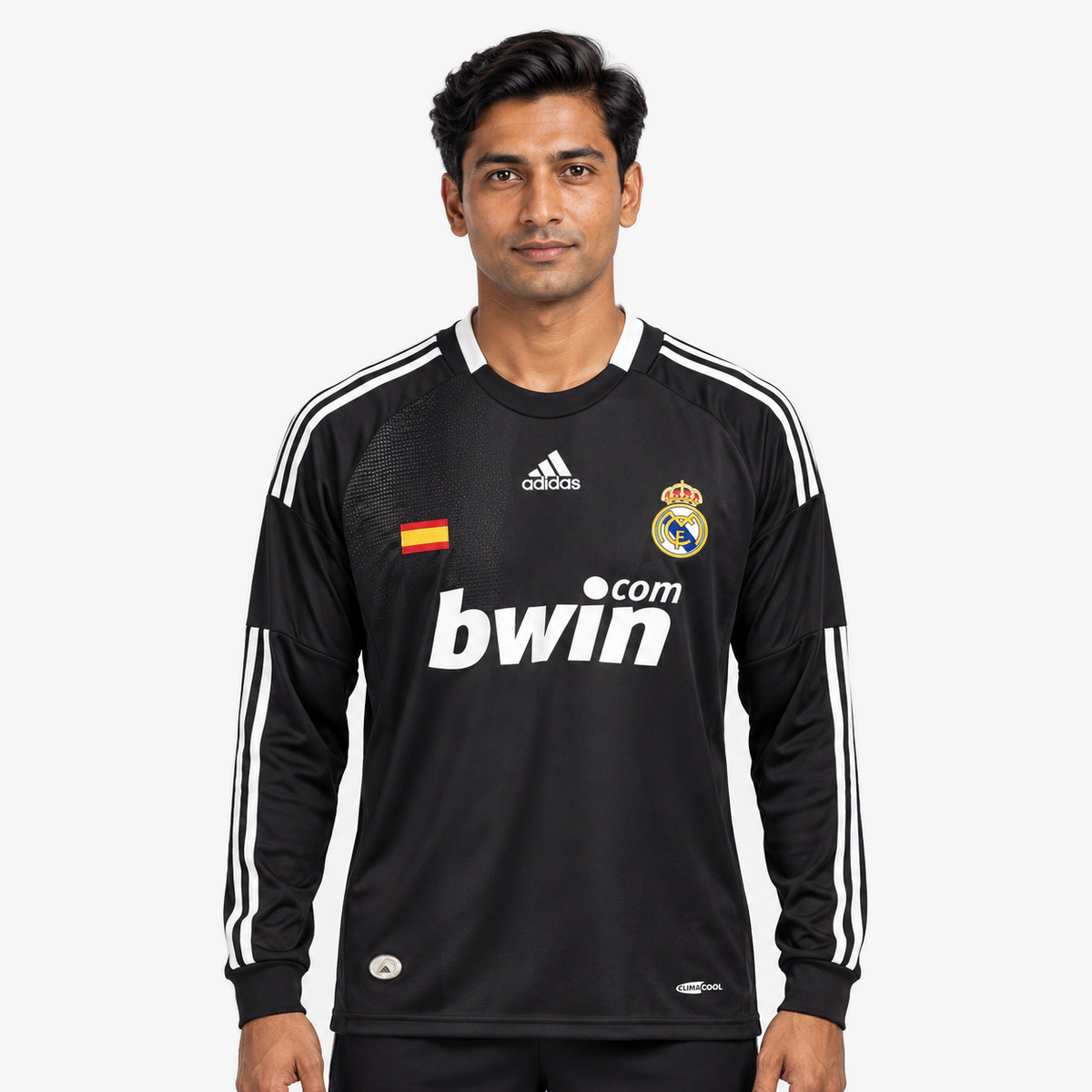 Real Madrid Camisola Secundária - 07/08 - Manga Comprida — hero editorial com modelo IA