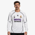 Real Madrid Camisola Principal - 06/07 - Manga Comprida — hero editorial com modelo IA