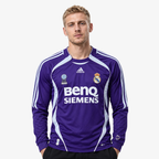 Real Madrid Camisola Secundária - 06/07 - Manga Comprida — hero editorial com modelo IA