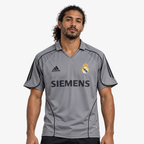 Real Madrid Camisola Terceira - 05/06 — hero editorial com modelo IA