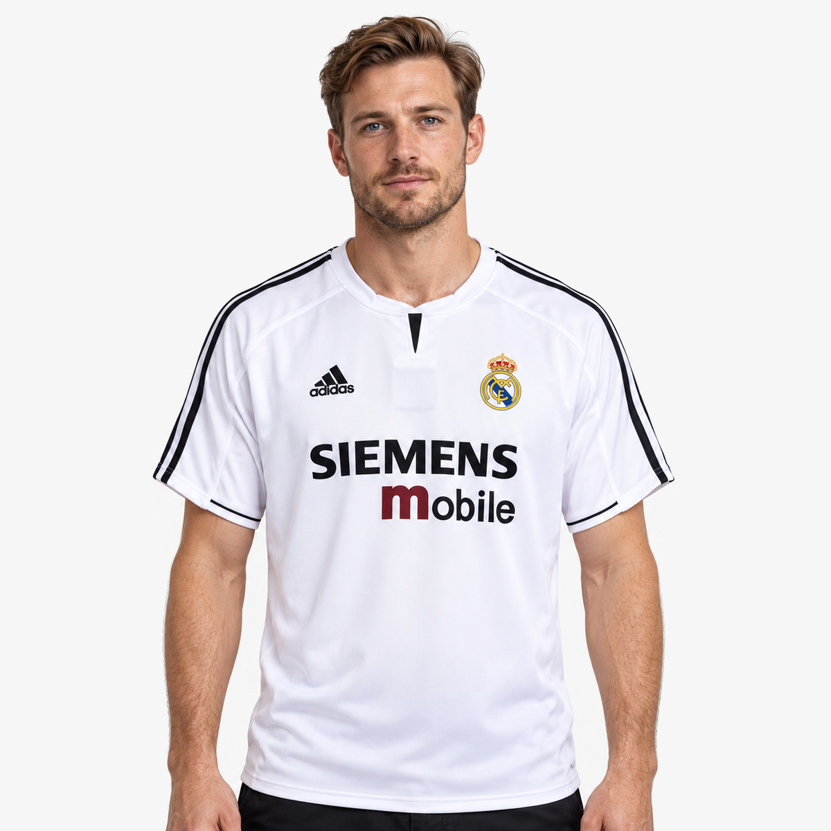 Real Madrid Camisola Principal - 03/04 — hero editorial com modelo IA